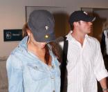 Nick Lachey et sa petite amie Vanessa Minnillo arrivent, le jeudi 4 février, à l'aéroport de Fort Lauderdale (Miami) pour le Superbowl.