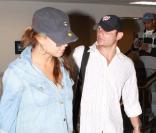 Nick Lachey et sa petite amie Vanessa Minnillo arrivent, le jeudi 4 février, à l'aéroport de Fort Lauderdale (Miami) pour le Superbowl.