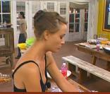 Pauvre Kelly : obligée de faire la vaisselle... TOUTE SEULE ! 