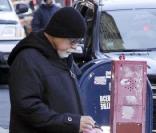 René Angelil promène son chien, le lundi 8 février, dans les rues de New York.