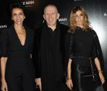 Farida Khelfa, Jean-Paul Gaultier et Carine Roitfeld à la première du film A Single Man, sur les Champs Elysées, à Paris. 9/02/2010