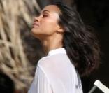 La belle Zoe Saldana en shooting maillots sur une plage de Los Cabos, au Mexique, le 25 janvier 2010.