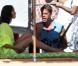 La belle Zoe Saldana en shooting maillots sur une plage de Los Cabos, au Mexique, le 25 janvier 2010.