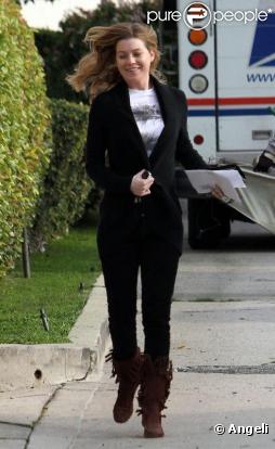 Ellen Pompeop va chercher son courrier devant chez elle le 11 février 2010 à Los Angeles