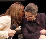 Melissa Theuriau et Simone Veil lors du débat Service civique : un projet pour les jeunes, à Paris, le 16 février 2002 !