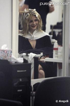 Mischa Barton a passé plus de 8 heures dans un salon de coiffure avant de ressortir blonde le 16 février 2010