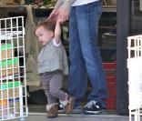 Jennifer Garner et sa fille Seraphina font du shopping (17 février 2010 / Santa Monica)