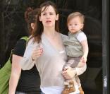 Jennifer Garner et sa fille Seraphina font du shopping (17 février 2010 / Santa Monica)