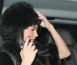 Katie Price se promène dans les rues de Londres le 17 février 2010