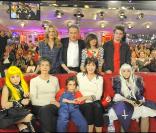 Lio, entourée de six enfants, sa mère Lena et Michel Drucker (17 février 2010)