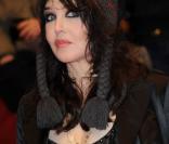 Isabelle Adjani, sur le tapis rouge du Festival du film de Berlin, pour la présentation de son film  Mammuth , le vendredi 19 février. Elle est vêtue d'un somptueux manteau Chanel avec une doublure bleu électrique et n'a pas quitté son sac Lance