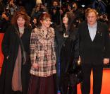 Gérard Depardieu, Yolande Moreau, Isabelle Adjani et Miss Ming, sur le tapis rouge du Festival du film de Berlin, pour la présentation de leur film  Mammuth , le vendredi 19 février.