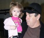Le samedi 20 janvier, Jamie Lynn Spears se rend à l\'aéroport Lax de Los Angeles avec son père, Jamie, et sa petite fille Maddie, âgée de 21 mois.
