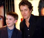 Nicholas Hoult au côté de Hugh Grant pour Pour un Garçon en 2002