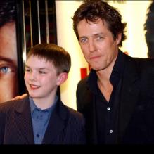 Nicholas Hoult au côté de Hugh Grant pour Pour un Garçon en 2002
