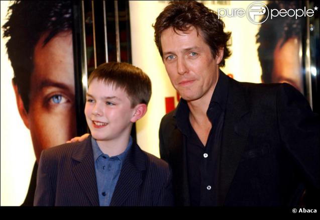 Nicholas Hoult au côté de Hugh Grant pour Pour un Garçon en 2002