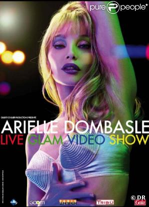 Arielle Dombasle dans le  Video Glam Show , les 24 et 25 mars 2010 à La Cigale à Paris.