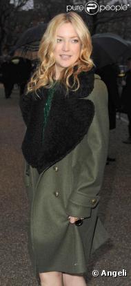 Kate Hudson arrivant au défilé Burberry à Londres, le 23 février 2010