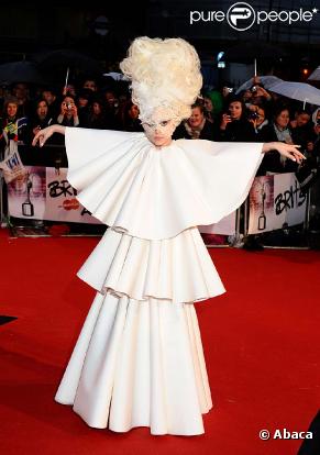 Lady Gaga et sa robe Colombine aux Brit Awards, à Londres, le 16 février 2010 ! 