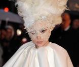 Lady Gaga et sa robe Colombine aux Brit Awards, à Londres, le 16 février 2010 ! 