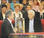 Charles Aznavour reçoit un disque de platine pour le tournage de Vivement Dimanche (24 février 2010)