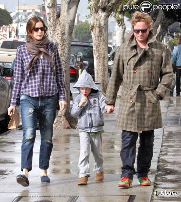 Liv Tyler et Royston Langdon se promènent avec leur fils Milo et déjeunent ensemble à Beverly Hills le 27 février 2010
