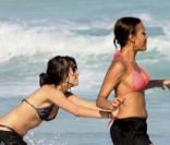 Les filles de Madonna, Lourdes et Mercy, s'amusent à la plage, au Brésil, février 2010 !