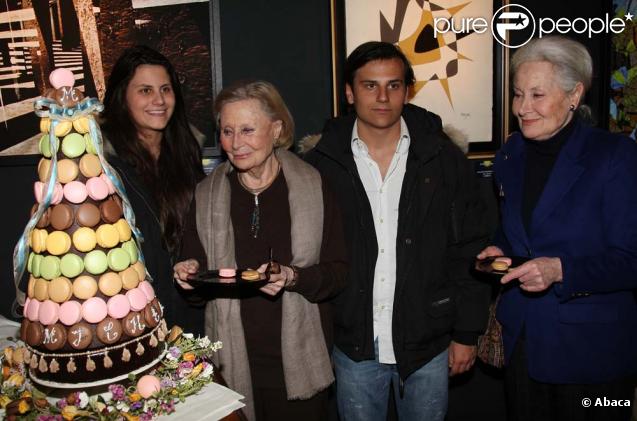 Michèle Morgan entourée de sa soeur et ses petits-enfants pour ses 90 ans, à Paris, le 1er mars 2010 !