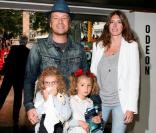 Jamie Oliver, son épouse Juliette, et leurs deux premières filles, Daisy Boo et Poppy Honey.