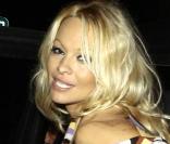 Pamela Anderson dans les rues de Mayfair à Londres