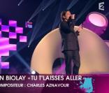 Benjamin Biolay rend hommage à Charles Aznavour en reprenant  Tu t'laisses aller .
