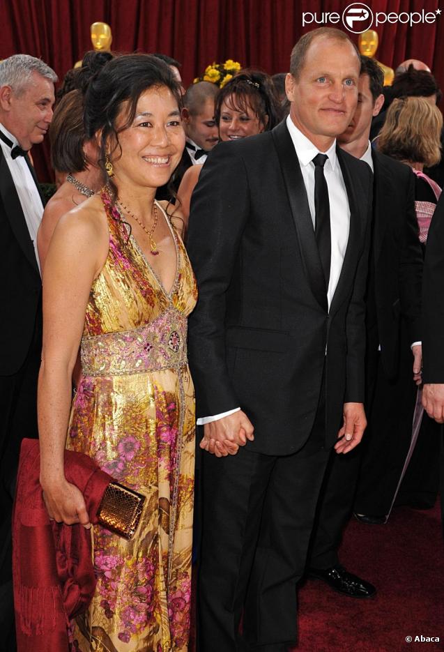Woody Harrelson et sa compagne, à l'occasion du tapis rouge de la 82e cérémonie des Oscars, au Kodak Theatre de Los Angeles, le 7 mars 2010.