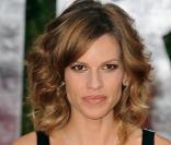 Hilary Swank : Décolletée devant et derrière, c'est indécent mais... sublime !