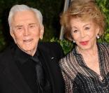 Kirk Douglas et son épouse à la fête pour les Oscars organisée par le magazine Vanity Fair le 7 mars 2010