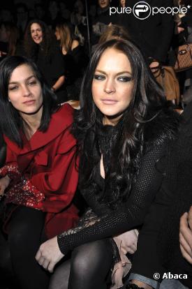 Lindsay Lohan lors du défilé John Galliano Automne-Hiver 2010/2011 à l'occasion de la Fashion Week parisienne le 7 mars 2010