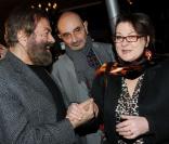 Marek Halter saluant Josiane Balasko lors du lancement de la première édition de La Nuit des femmes à Paris le 7 mars 2010