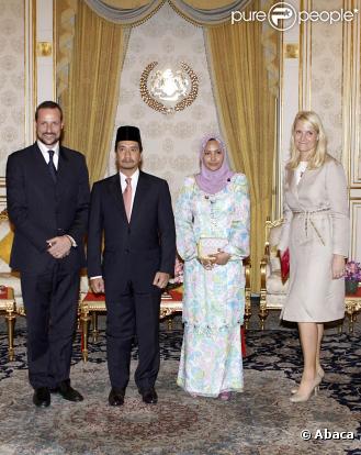 Haakon et Mette-Marit de Norvège sont en visite diplomatique en Malaisie (photo : avec le roi et la reine de Malaisie) du 7 au 10 mars 2010.