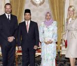 Haakon et Mette-Marit de Norvège sont en visite diplomatique en Malaisie (photo : avec le roi et la reine de Malaisie) du 7 au 10 mars 2010.