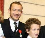 Dany Boon entouré de ses enfants, Eytan, Noé, Elia et Medhi et de sa femme Yaël, lors de sa décoration à L'Elysée en présence de Nicolas Sarkozy 