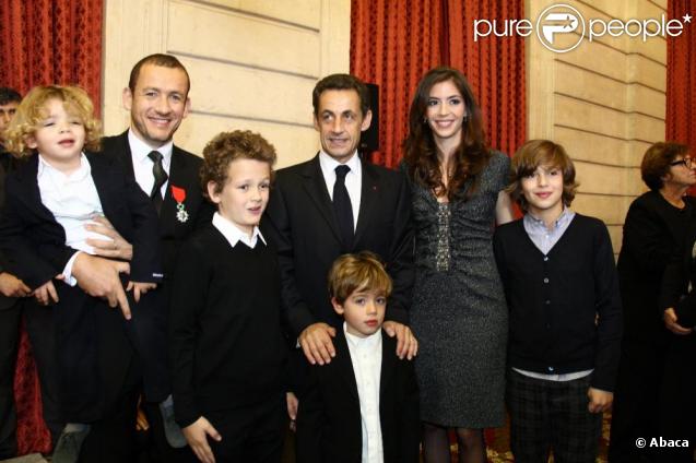 Dany Boon entouré de ses enfants, Eytan, Noé, Elia et Medhi et de sa femme Yaël, lors de sa décoration à L'Elysée en présence de Nicolas Sarkozy 