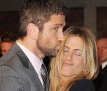 Jennifer Aniston ravissante au bras de Gerard Butler, à l\'occasion de l\'avant-première de <i>The Bounty Hunter - Chasseur de Primes</i>, qui s\'est tenue au Vue Cinema de Leicester Square, à Londres, le 11 mars 2010.