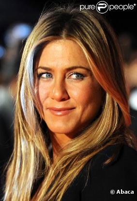 Jennifer Aniston ravissante, à l'occasion de l'avant-première de  The Bounty Hunter - Chasseur de Primes , qui s'est tenue au Vue Cinema de Leicester Square, à Londres, le 11 mars 2010.