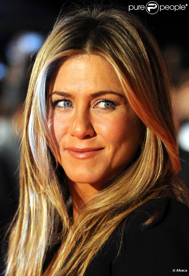Jennifer Aniston ravissante, à l'occasion de l'avant-première de  The Bounty Hunter - Chasseur de Primes , qui s'est tenue au Vue Cinema de Leicester Square, à Londres, le 11 mars 2010.