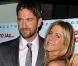 Jennifer Aniston ravissante au bras de Gerard Butler, à l'occasion de l'avant-première de  The Bounty Hunter - Chasseur de Primes , qui s'est tenue au Vue Cinema de Leicester Square, à Londres, le 11 mars 2010.
