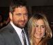Jennifer Aniston ravissante au bras de Gerard Butler, à l'occasion de l'avant-première de  The Bounty Hunter - Chasseur de Primes , qui s'est tenue au Vue Cinema de Leicester Square, à Londres, le 11 mars 2010.