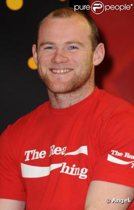Wayne Rooney, international anglais, pose avec le trophée Jules Rimet de la Coupe du Monde le 11 mars à Londres