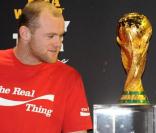 Wayne Rooney, international anglais, pose avec le trophée Jules Rimet de la Coupe du Monde le 11 mars à Londres