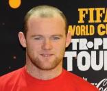 Wayne Rooney, international anglais, pose avec le trophée Jules Rimet de la Coupe du Monde le 11 mars à Londres