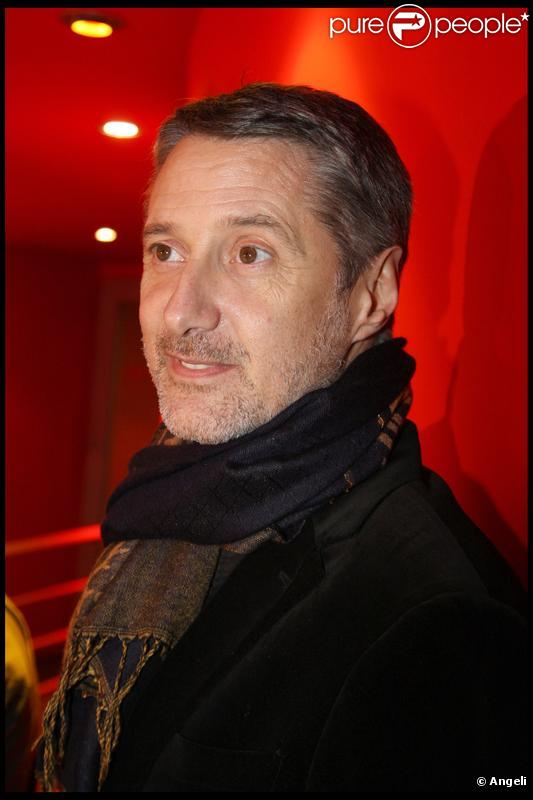 Antoine de Caunes devient la nouvelle égérie des Galeries Lafayette.