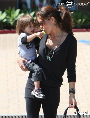 Brooke Burke et ses enfants Neriah, Sierra et Shaya à Los Angeles le 14 mars 2010  